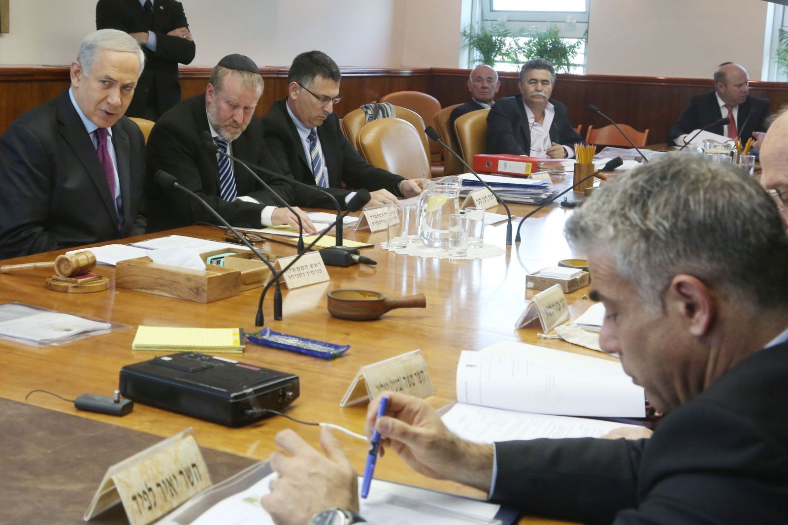 مفاوضات بين الأحزاب الإسرائيلية لتشكيل حكومة وحدة