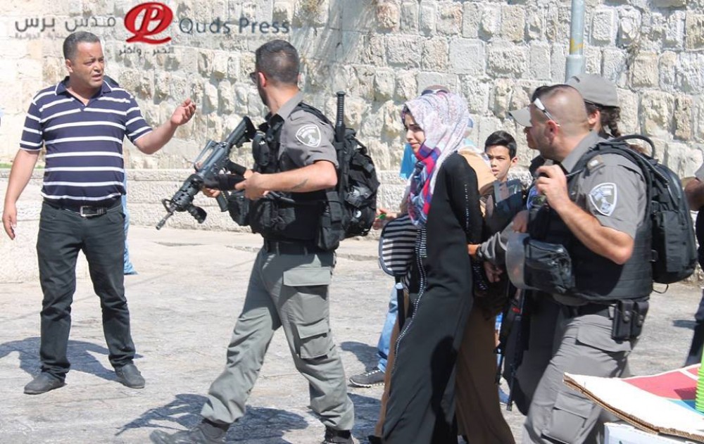 الاحتلال يعتقل فلسطينية من أبواب الأقصى بادّعاء حيازتها سكّينا