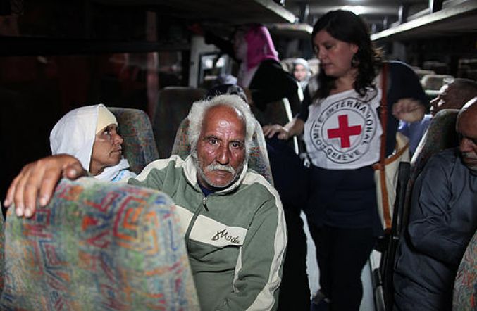 45 من أهالي أسرى غزة يزورون أبناءهم في نفحة