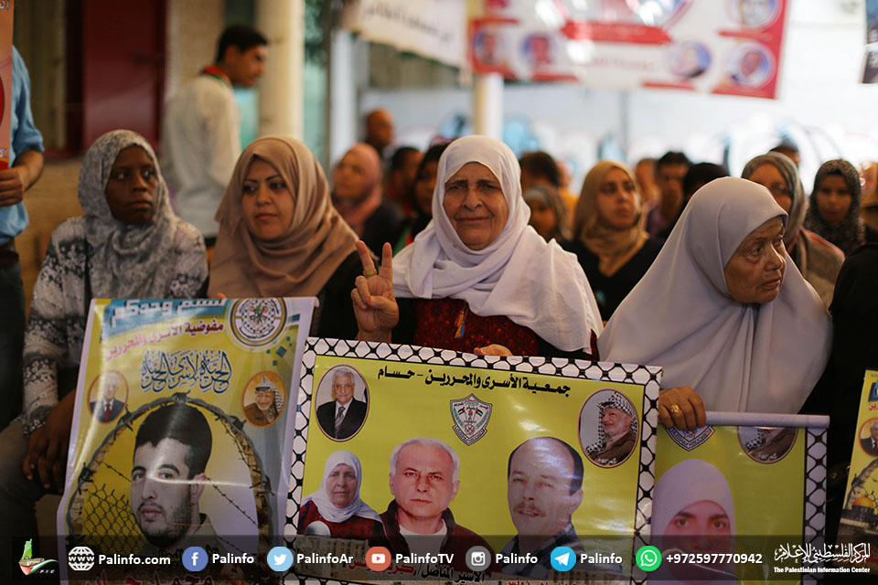 الاعتصام الأسبوعي لأهالي الأسرى أمام مقر الصليب الأحمر بغزة