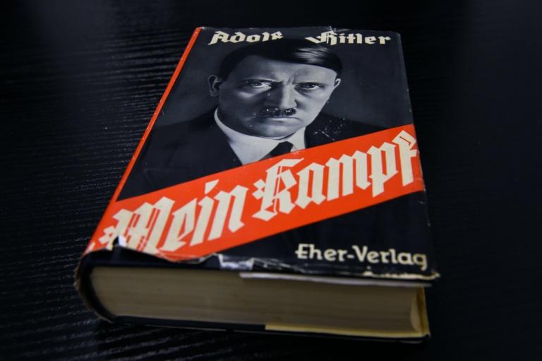 محكمة ألمانية تؤيد فصل موظف لقراءته كفاحي لهتلر