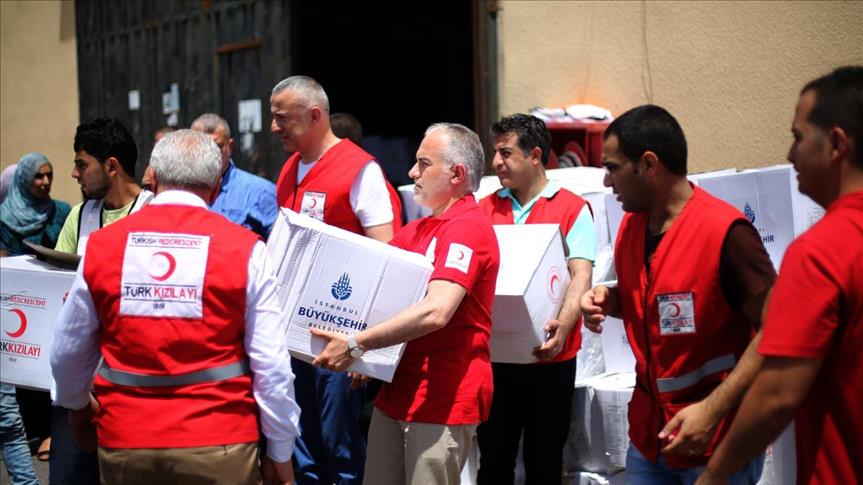 الهلال الأحمر التركي يوزّع طروداً غذائية بغزة