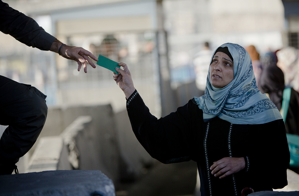 آلاف الفلسطينيين يتوافدون على الأقصى بالجمعة الثالثة من رمضان