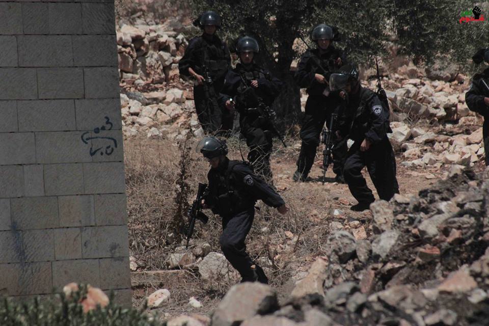 شبان يلقون عبوات متفجرة على نقطة للاحتلال جنوب القدس