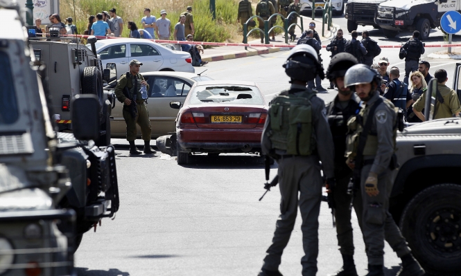 إصابة فلسطينيَين دهستهما آلية عسكرية صهيونية بالخليل