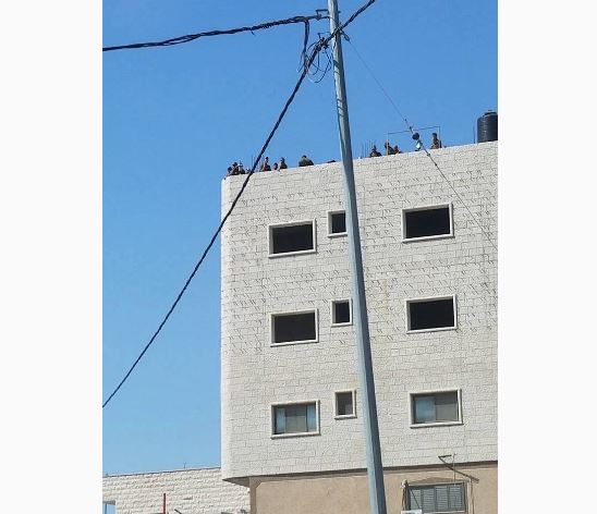 عشرات الجنود الصهاينة يحتلون بناية وسط حوارة