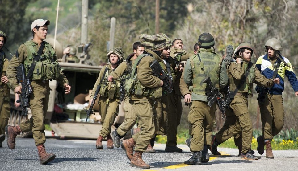 قناة إسرائيلية: ضابط إسرائيلي يصف جنوده بالجبناء