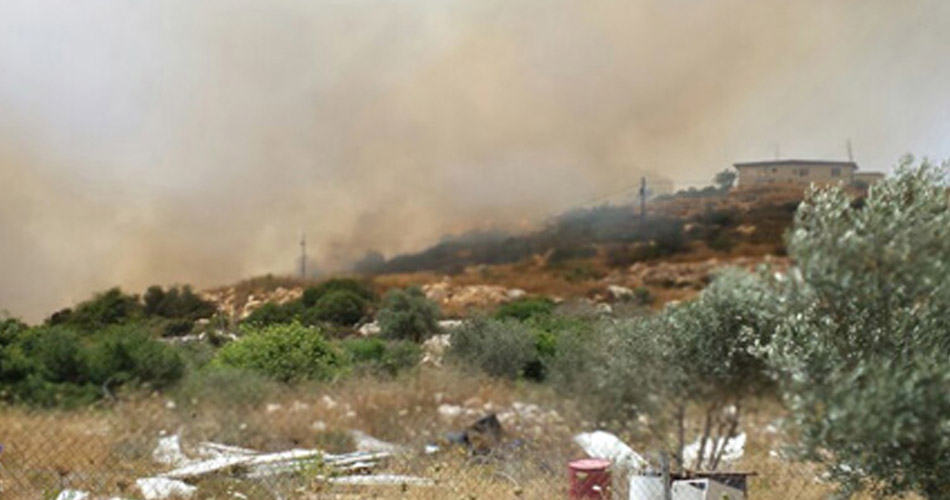 اندلاع حريق في مستوطنة كرمي تسور بفعل زجاجات حارقة