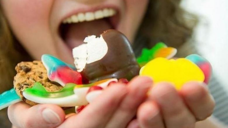 نوبات الأكل المنتظمة تنذر باضطراب النهم