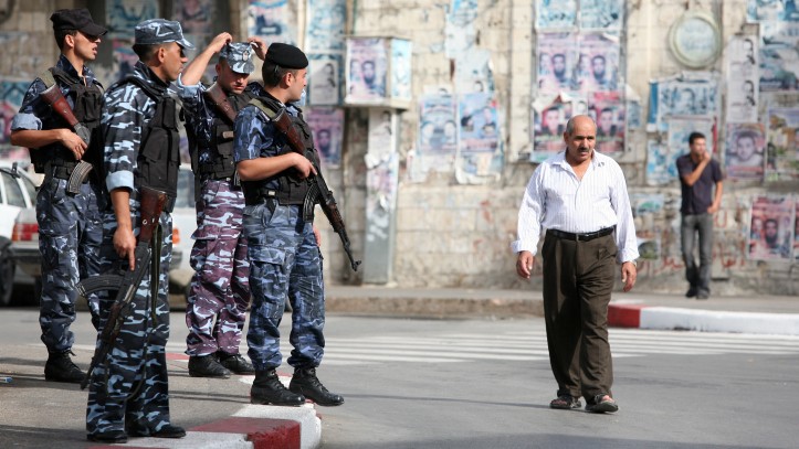 مواجهات بين الشبان وعناصر الأمن وسط نابلس