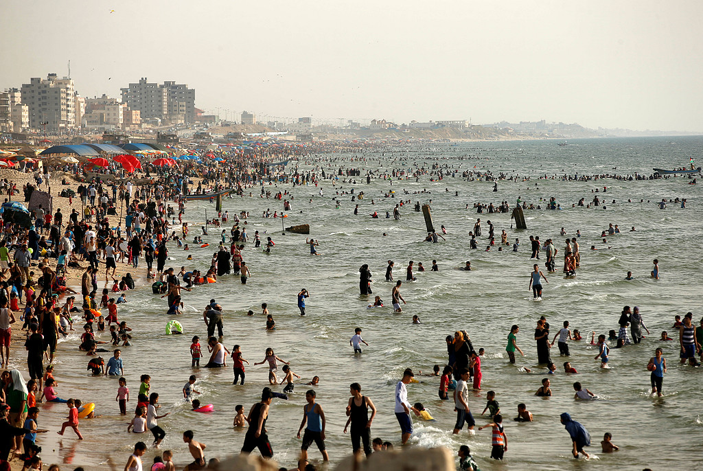 أهالي غزة يفرون من حرارة الصيف و انقطاع الكهرباء الى ساحل البحر