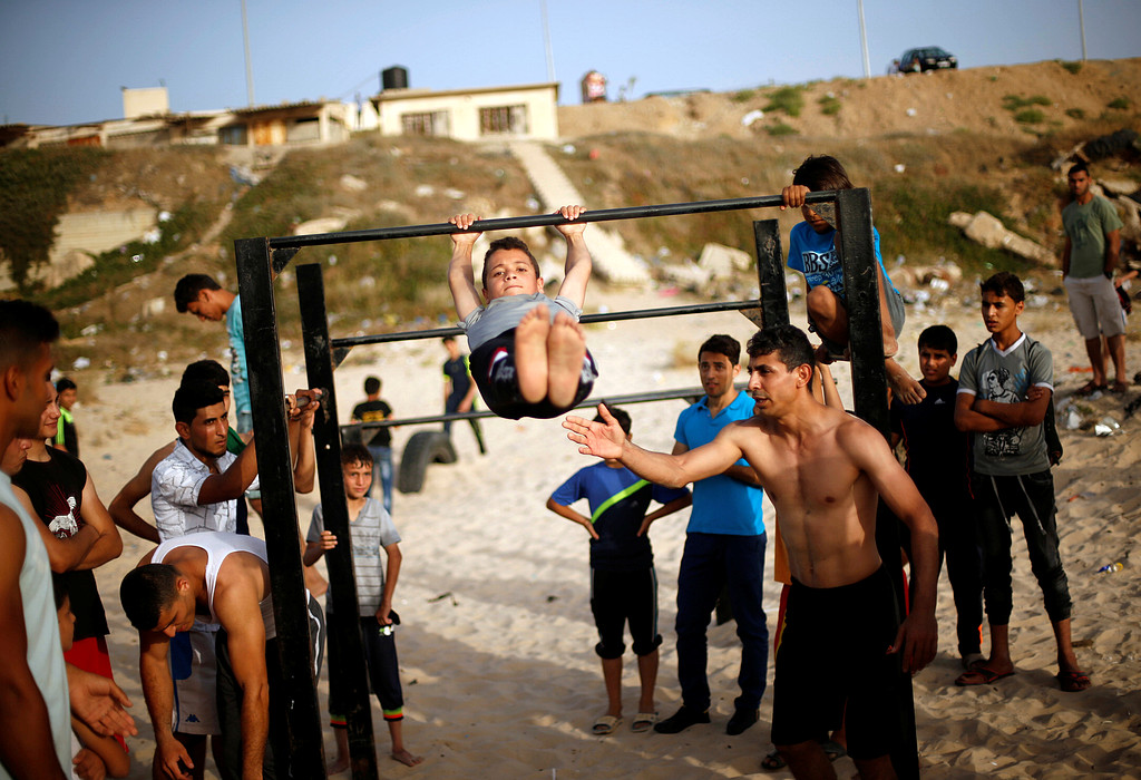 أطفال غزة يمارسون الرياضة على شاطيء البحر