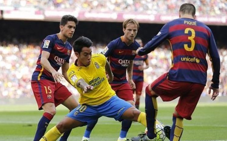 بوروسيا دورتموند يتعاقد مع مدافع برشلونة