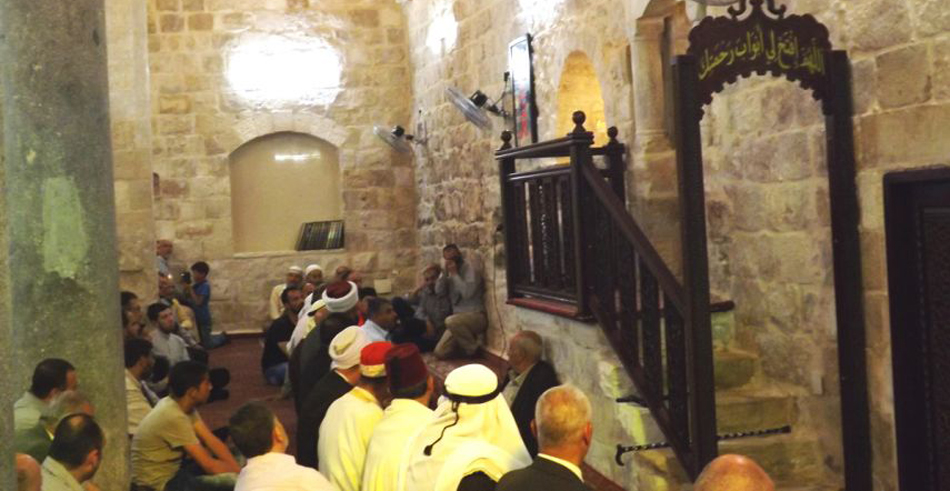 صلاة التراويح من مسجد التينة التاريخي في نابلس
