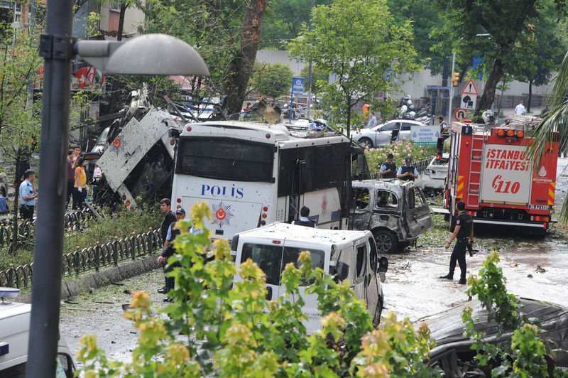 11 قتيلا بانفجار استهدف مركبة للشرطة وسط اسطنبول