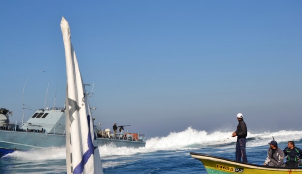 الاحتلال يعتقل 3 صيادين ويغرق مركبهم ببحر غزة