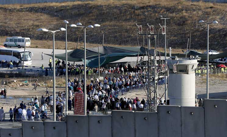 آلاف الفلسطينيين يزحفون نحو الأقصى بالجمعة الأخيرة من رمضان