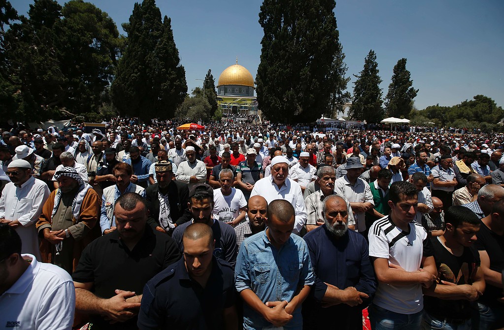 280 ألفا يؤدون جمعة رمضان الأخيرة في الأقصى