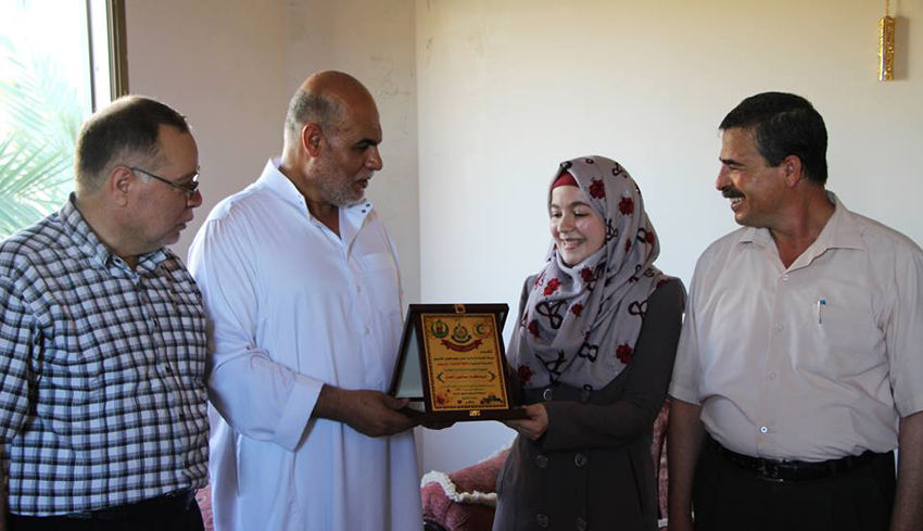 حماس تزور وتكرم المتفوقين في محافظة خانيونس