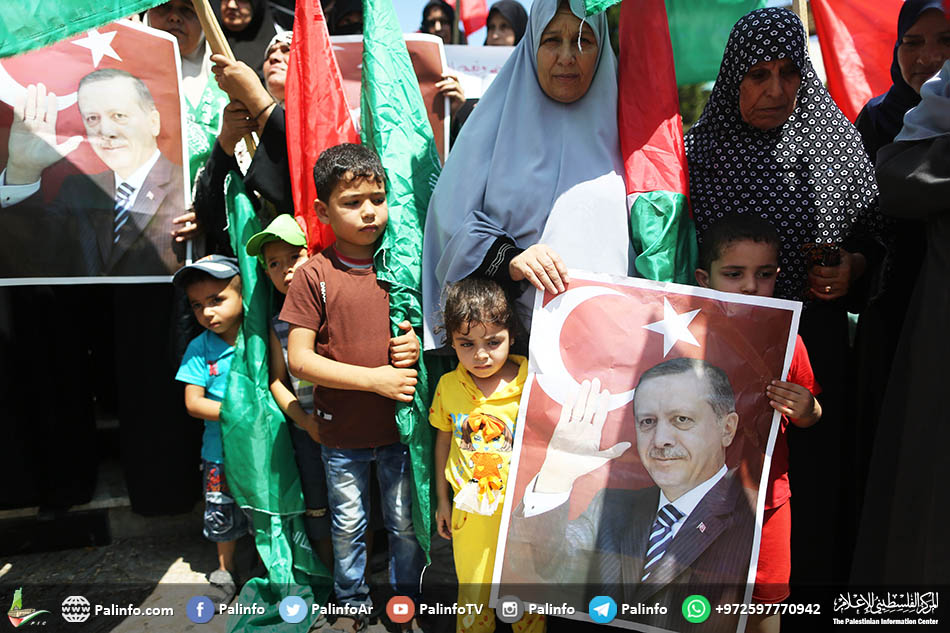 وقفة للحركة النسائية بغزة دعمًا للحكومة التركية ضد الانقلاب