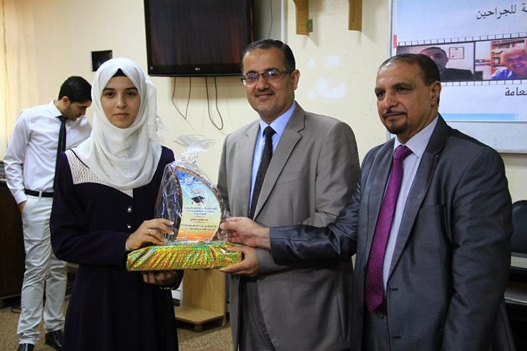 كلية الطب في الجامعة الإسلامية تكرم أوائل التوجيهي بغزة