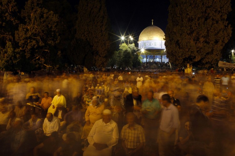 مئات الآلاف يحيون ليلة القدر في المسجد الأقصى