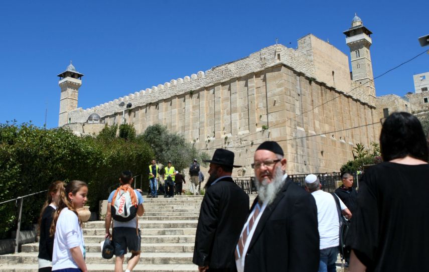 مستوطنون يرفعون أعلاما إسرائيلية على المسجد الإبراهيمي