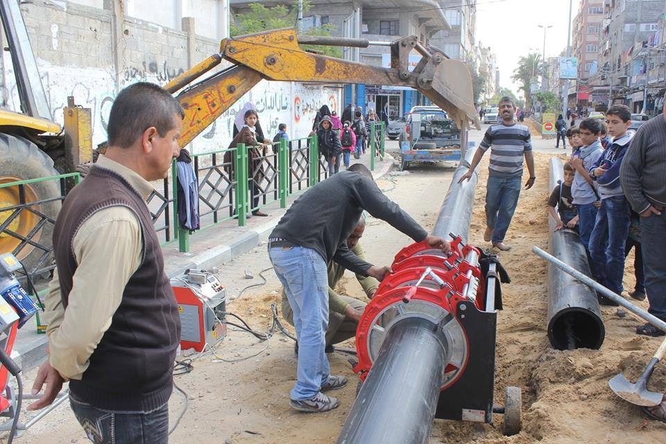 وفد برلماني أوروبي يتفقد مشاريع المياه في غزة