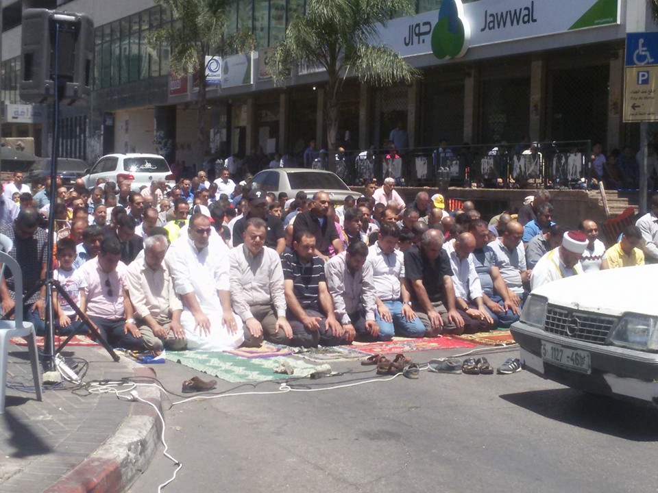متضامنون يقيمون صلاة الجمعة وسط نابلس تضامنا مع الكايد