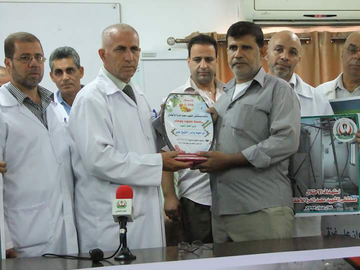 وقفة للطواقم الطبية بغزة تطالب بحماية حقوق أطفال فلسطين العلاجية