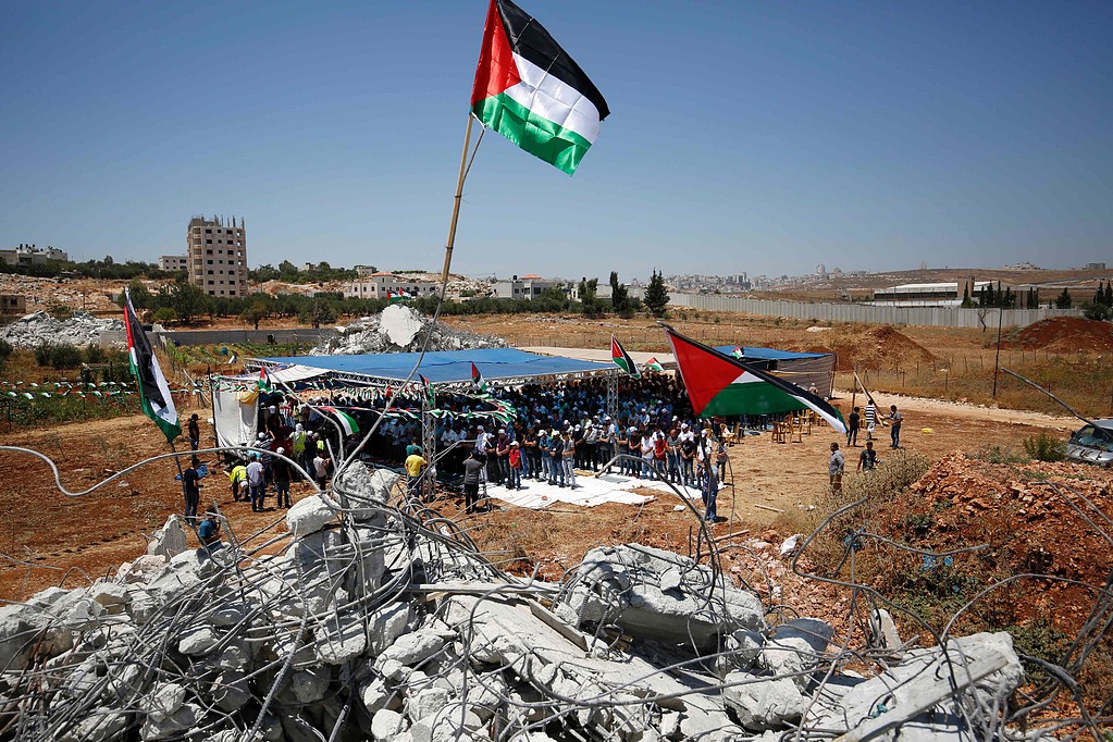 المئات يؤدون الصلاة على أنقاض المنازل المهدمة في قلنديا