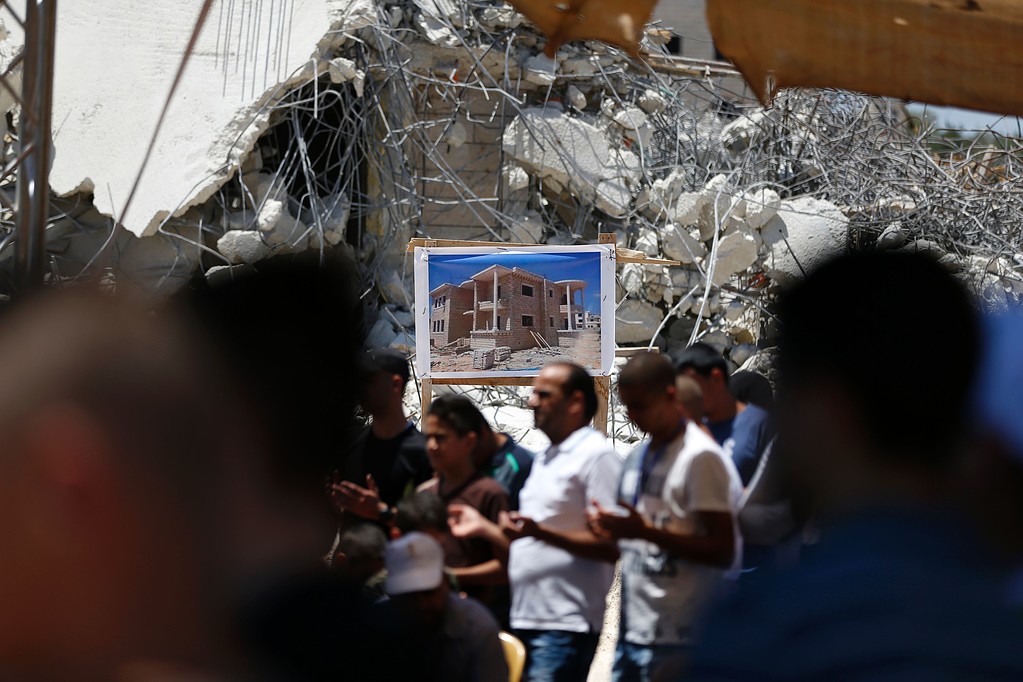 مواجهات وصلاة الجمعة على أنقاض المنازل المدمرة في قلنديا