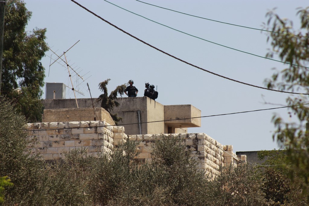 قوات الاحتلال تداهم علار وتعتلي سطح إحدى البنايات