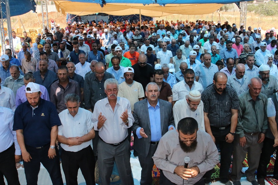 إقامة صلاة الجمعة على أنقاض المنازل المهدومة في قلنديا