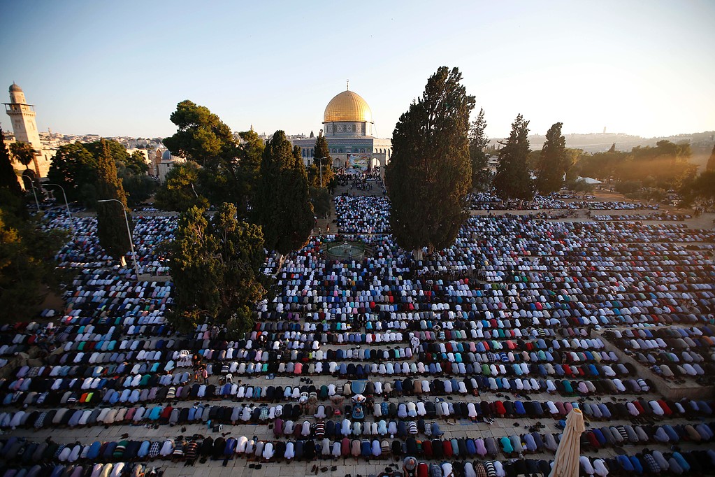 الاحتلال يمنع أهالي غزة من الصلاة في الأقصى غدًا