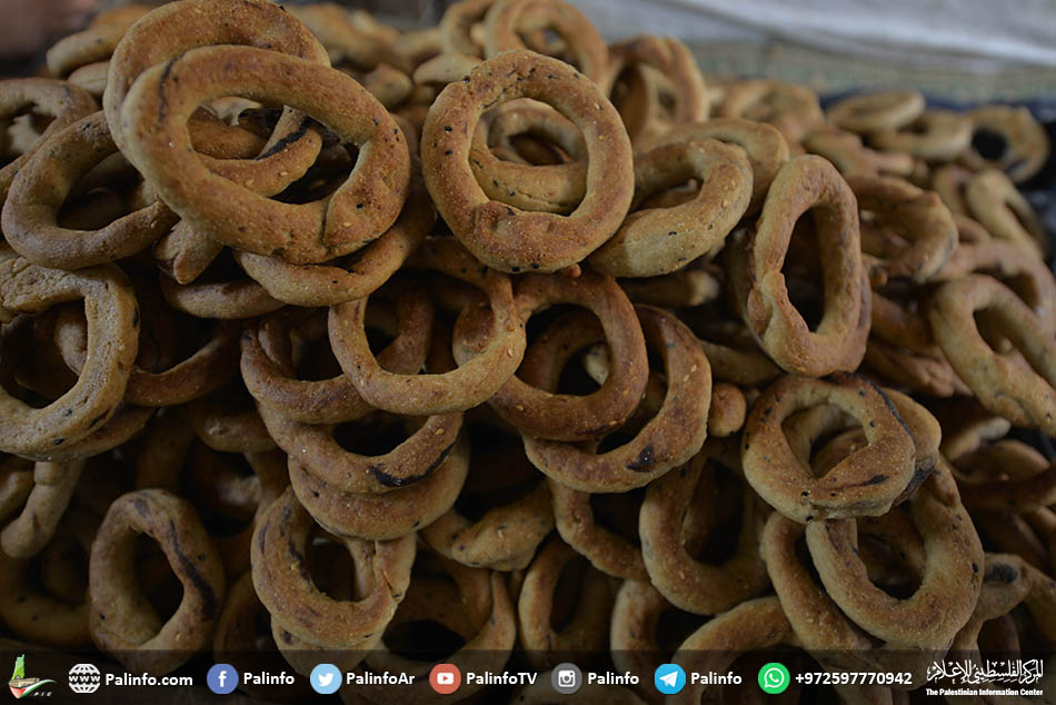 عائلة تُحضر كعك العيد في كرفان بـالزنة في خان يونس
