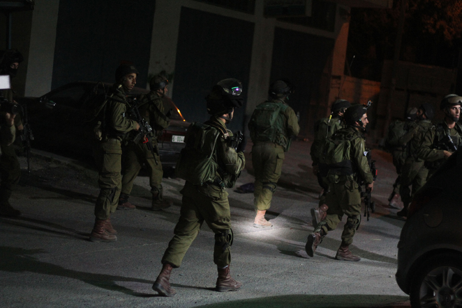 حملة اعتقالات صهيونية تطال 13 فلسطينيا بالضفة والقدس