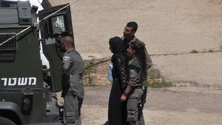 الاحتلال يعتقل سيدة فلسطينية من يافا أثناء عودتها من الحج