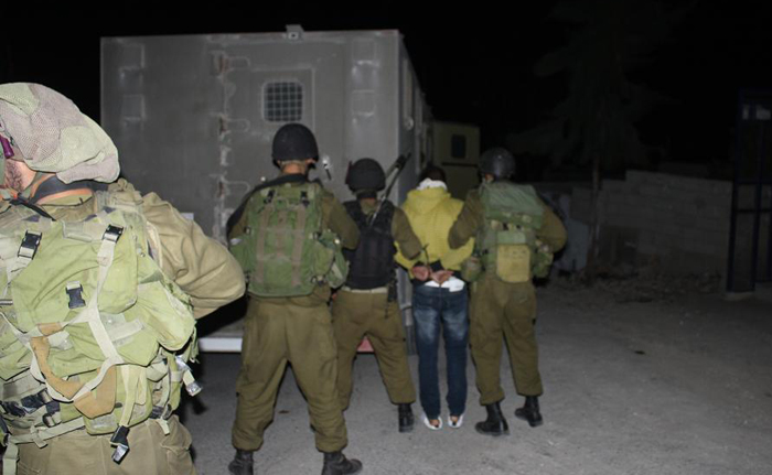 الاحتلال يعتقل فلسطينيين ويسلّم آخرين بلاغات للتحقيق