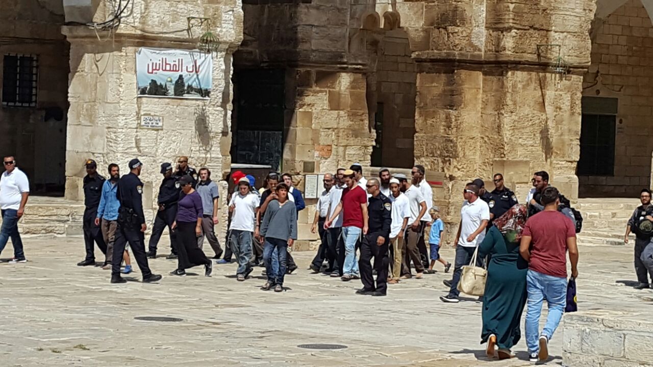 مستوطنون يدنسون باحات المسجد الأقصى المبارك
