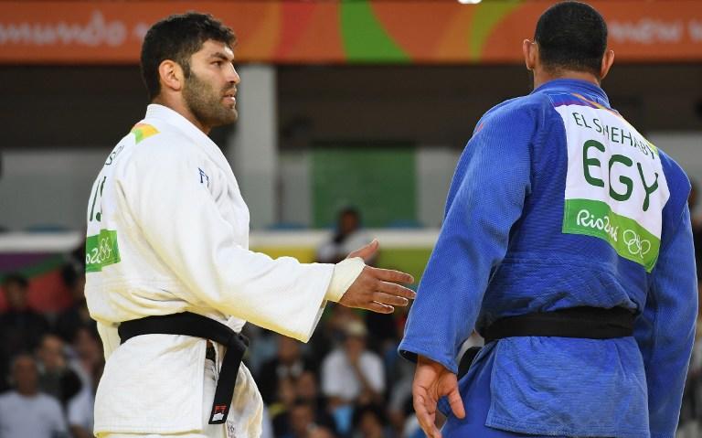 لاعب جودو مصري يرفض مصافحة خصمه الإسرائيلي بالأولمبياد