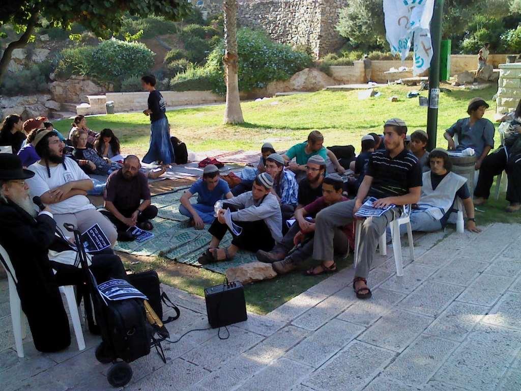 مستوطنون يهاجمون تجمعا مسيحيا في القدس