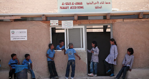 الاحتلال يغلق مدرسة الخان الأحمر شرق القدس