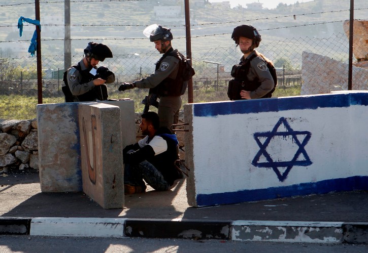 الاحتلال يعتقل شابًّا عند حاجز شعفاط شمال القدس