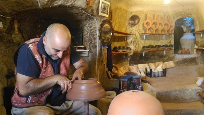 مدفأة الشموع.. دفء وعطر وقهوة تركية
