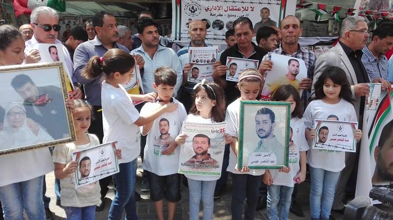 وقفة تضامنية بنابلس بذكرى اعتقال عبد الناصر عيسى