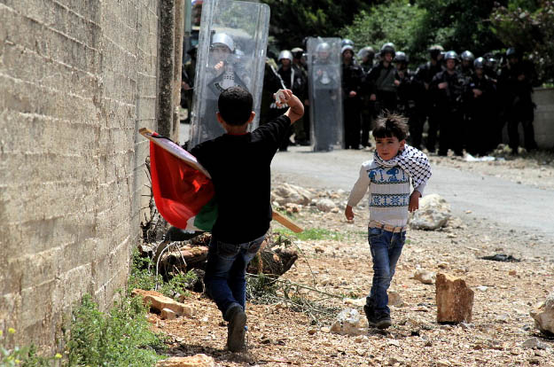 مواجهات بين الطلبة وجنود الاحتلال واعتقالات في الخليل