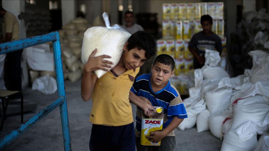 جمعية الأيدي الرحيمة بغزة توزع مساعدات تركية على الجرحى