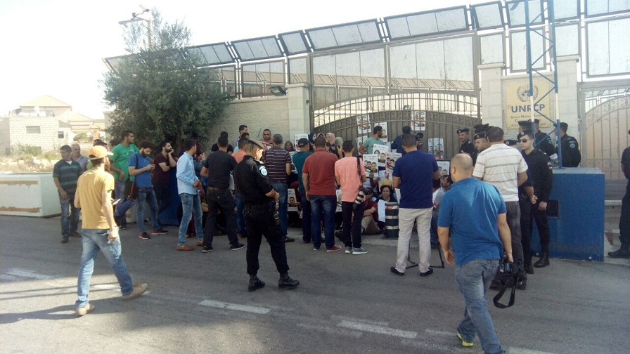 نشطاء يغلقون مقر الأمم المتحدة برام الله تضامنًا مع الأسير بلال كايد