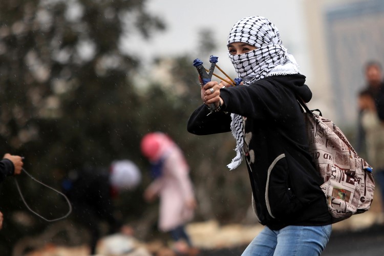 منظمة إسرائيلية تحرض على سجن راشقي الحجارة 10 سنوات